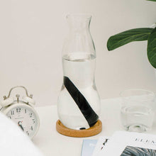 Lade das Bild in den Galerie-Viewer, Moderne Karaffe mit Trinkglas und Untersetzer, 800 ml